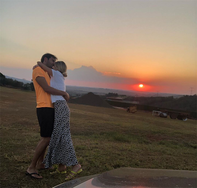 Após rumores de que estaria tentando se conciliar com ex-esposa, Kaká se declara para a noiva