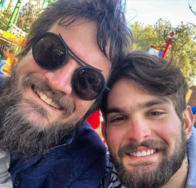 Pensa em uma genética que está de parabéns. É a da família do cantor Saulo Fernandes! O filho do cantor, João Lucas, acabou chocando a web por uma semelhança para lá de incrível com o seu pai. Apesar dos óculos escuros, a semelhança dos olhos, sorriso, cabelo e até a barba dos dois é extremamente aparente. Podem até ser considerados irmãos, né? Alguns seguidores até comentaram na foto de João dizendo: O clone do pai!. Já outra seguidora ficou realmente assustada e escreveu: Caraca, são iguais mesmo!. Lembrando que João segue os passos de seu pai na música!