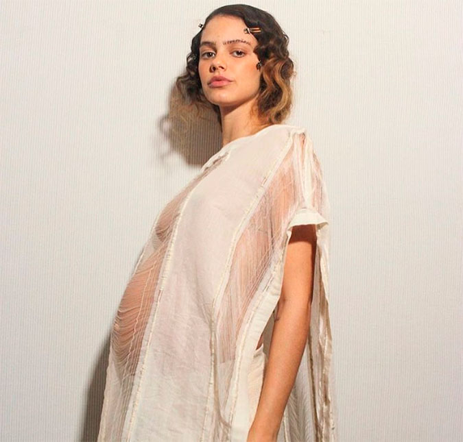 Laura Neiva desfila na <I>São Paulo Fashion Week</I> e fala sobre gravidez: - <I>Melhor fase da minha vida</I>