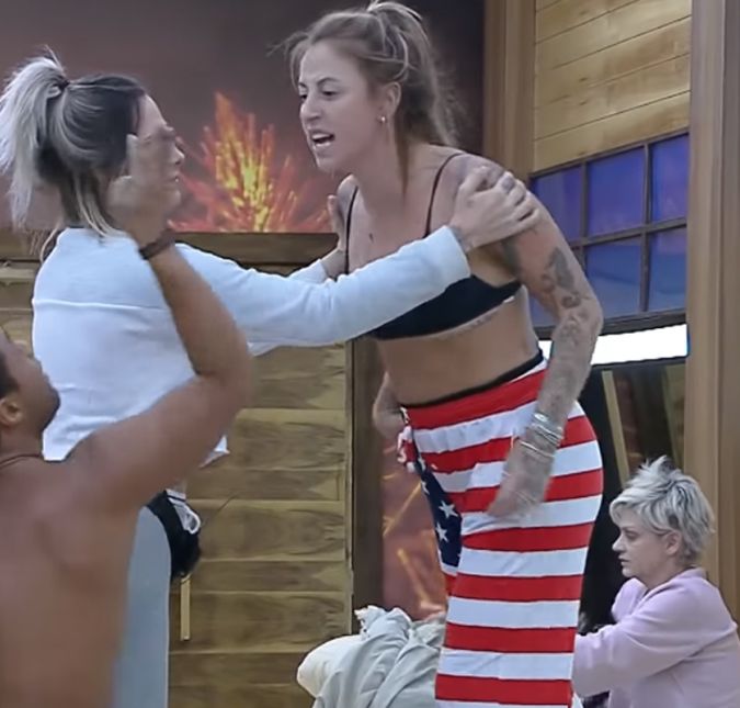 A fala de Phelipe sobre as mulheres e as galinhas revoltou Bifão, que protagonizou um barraco com o ator. Essa, inclusive, não foi a única vez em que a ex-De Férias com o Ex causou no confinamento. Apesar de ter sido acalmada por Tati Dias durante a briga com Phelipe, as duas também já discutiram feio. Bifão também causou confusão nos brothers ao fazer xixi em uma poltrona durante uma festa. Eita!