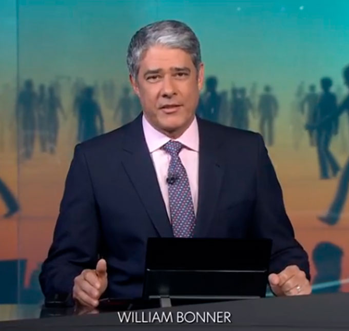 William Bonner rouba a cena ao reclamar de ligações de <i>telemarketing</i> no <i>Jornal Nacional</i>: <i>- Eu não sou a Jéssica</i>