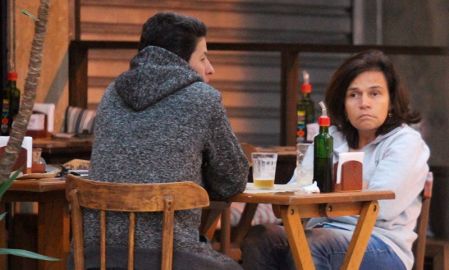 Após alta hospitalar, Claudia Rodrigues é clicada em restaurante no Rio de Janeiro