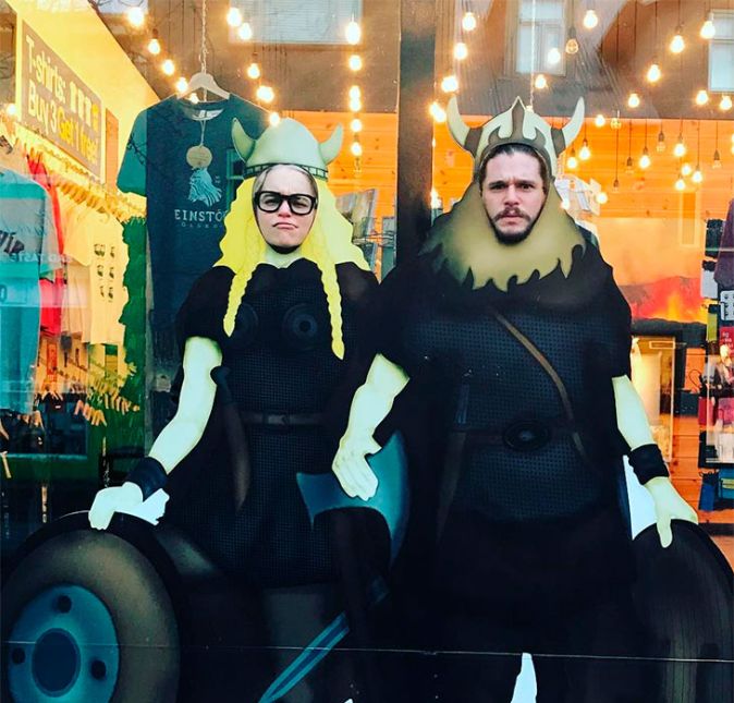 Também junto com Kit, Emilia posou como vikings, e disse que aquele era um retrato de família, se referindo ao relacionamento dos personagens dos dois na série.