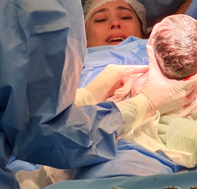 Tatá Werneck divulga foto do parto e confessa: <i>Estava com tanto medo que pensei em fugir do hospital</i>