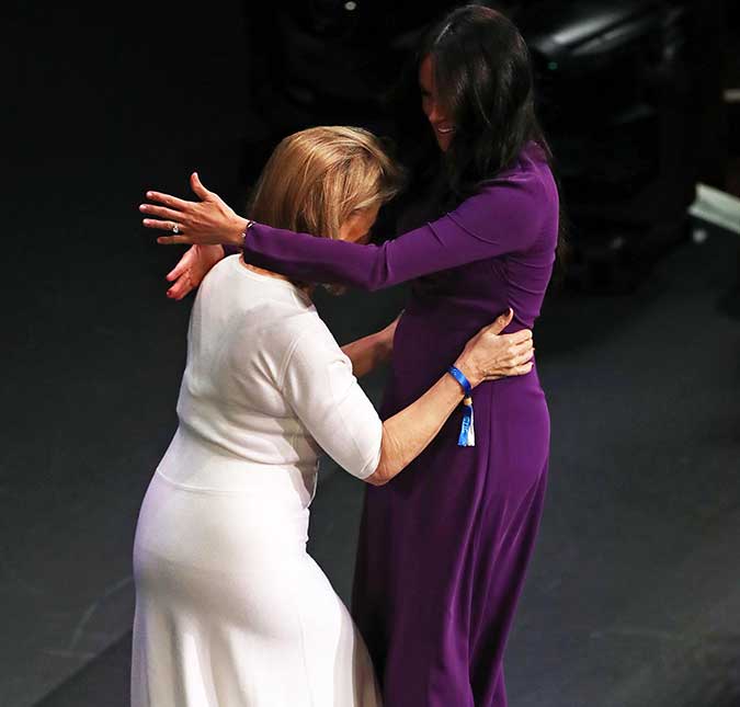 Mulher se atrapalha e não sabe se abraça ou se ajoelha em frente a Meghan Markle em vídeo viral, assista!