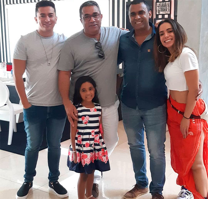 Finalmente! Anitta conhece <I>novo</I> irmão e seu pai se emociona: <I>Muita felicidade</i>