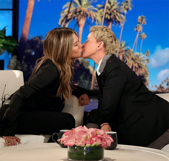 Eita! Jennifer Aniston e Ellen DeGeneres trocam selinho em programa