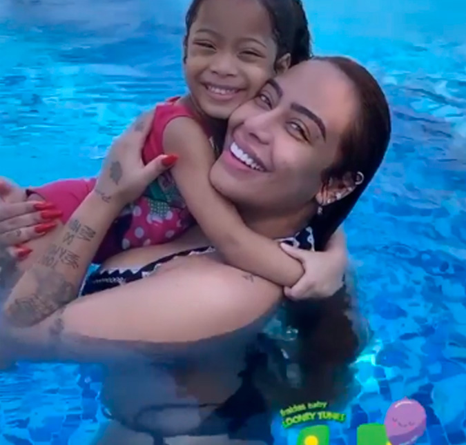 Após rumores de gravidez, Rafaella Santos posa de biquíni e ganha carinho de Gabigol