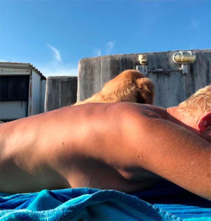 Após declaração picante para Junno Andrade, Xuxa Meneghel posa <i>topless</i>, mas foto é classificada com <i>conteúdo delicado</i>