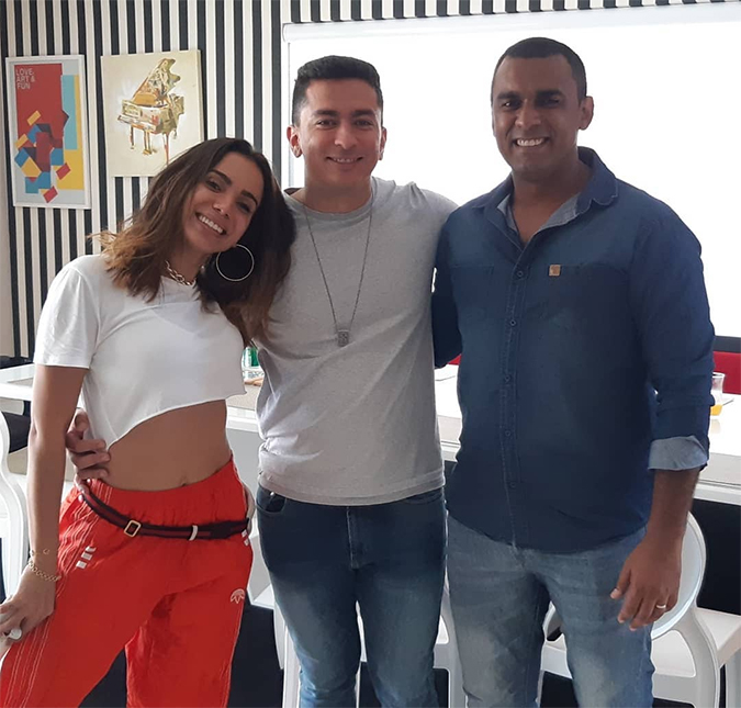 Anitta planeja viagem internacional com novo irmão e o nome do projeto da cantora é comparado com filmes pornô, entenda!