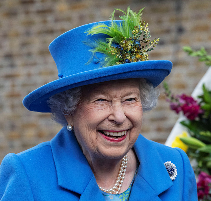 Rainha Elizabeth II faz sua assistente pessoal usar seus sapatos para que estejam confortáveis, entenda!