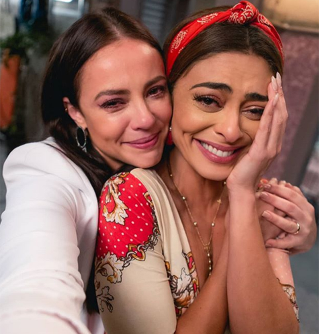 Paolla Oliveira faz postagem como Vivi Guedes para comemorar reencontro da personagem com Maria da Paz em <i>A Dona do Pedaço</i>