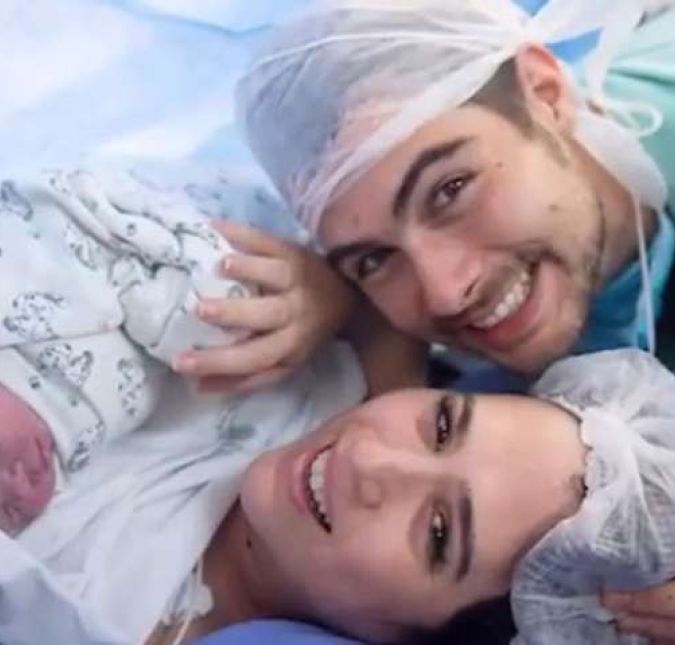 Em meio a tanto mistério sobre o nome da filha, o casal decidiu fazer a revelação de que a bebê se chama Clara Maria publicando um vídeo com momentos do parto, que foi cesariana. Em meio a tanto mistério sobre o nome da filha, o casal decidiu fazer a revelação de que a bebê se chama Clara Maria publicando um vídeo com momentos do parto, que foi cesariana.