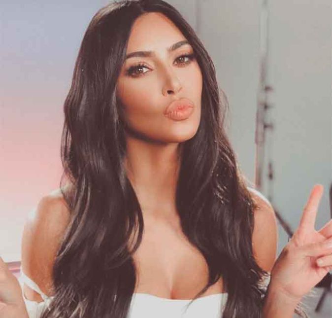 Mãe de quatro filhos, Kim Kardashian decidiu congelar seus óvulos em 2012. Depois de testemunhar as frustradas tentativas de Khloé Kardashian engravidar, Kim decidiu recorrer a um especialista para se precaver. A decisão foi toda exibida no reality show da família. Como é de conhecimento público, Kim engravidou por duas vezes, de North e Saint West. Já Chicago e Psalm nasceram através de uma barriga de aluguel contratada por ela e Kanye West, logo, os óvulos de Kim acabaram sendo usados novamente.