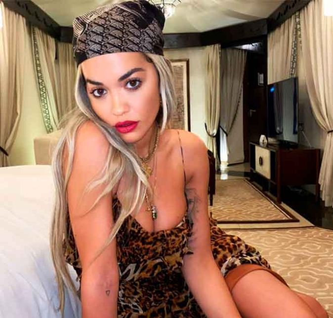 Quem também optou por congelar os óvulos cedo foi Rita Ora. Quando tinha apenas 20 anos de idade, a cantora recorreu ao procedimento pensando no futuro. Em entrevista a TV Sunrise, ela explicou: - Eu sempre quis uma grande família e meu médico me disse que eu deveria congelar os óvulos quando eu estava com 20 anos. Ele tem sido meu médico de família por um longo tempo e ele disse que você está saudável agora e seria ótimo, por que não congelar e então você nunca precisá se preocupar novamente.