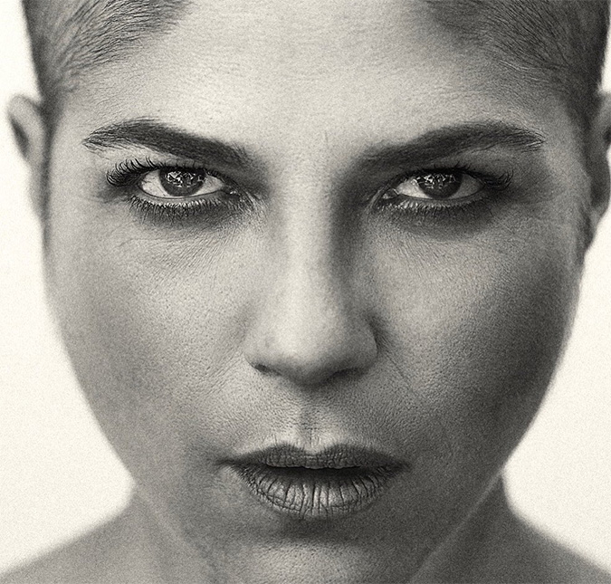 Selma Blair mostra o cabelo crescendo pós-quimioterapia: <i>Curto e grisalho</i>
