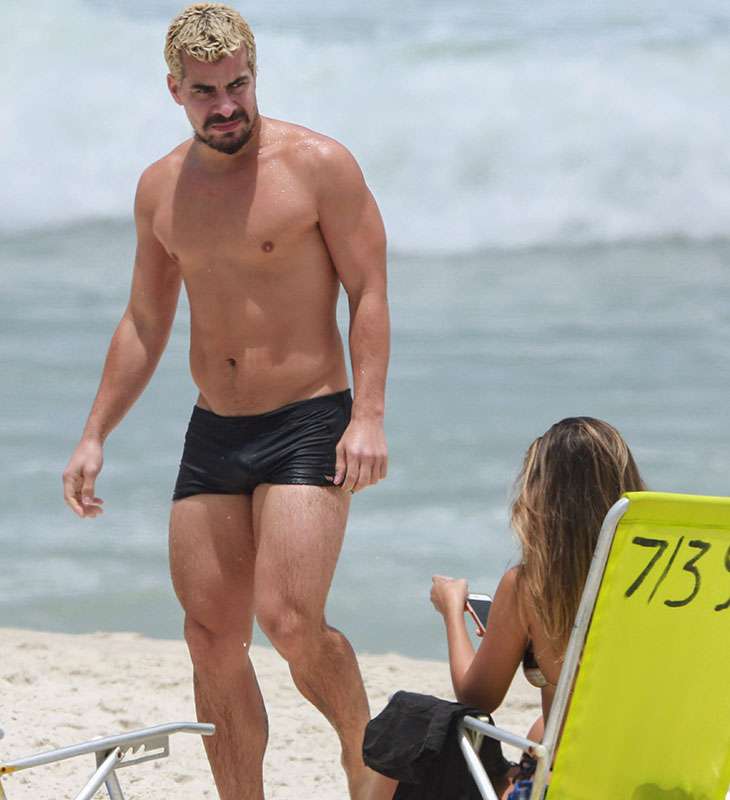 Thiago Martins E Flagrado Em Clima De Romance Com Modelo Em Praia Carioca Veja Fotos Estrelando