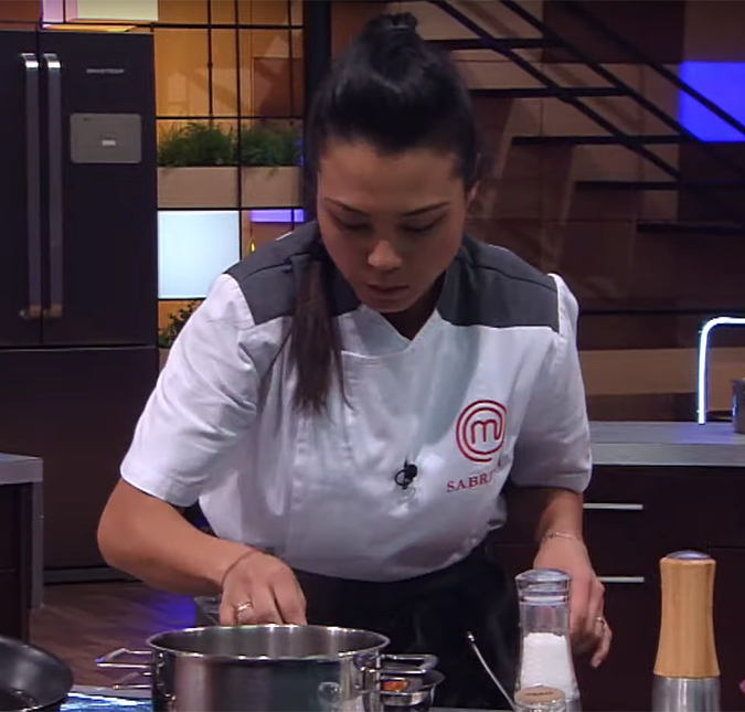 No <i>MasterChef</i>, Sabrina é eliminada após preparar salada <i>patética</i> e recebe críticas: <i>- Você está perdida</i>