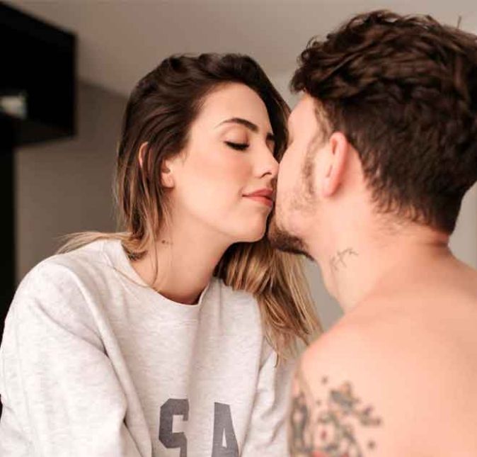 Gabi, aliás, surgiu na vida de Saulo em meio ao escândalo envolvendo Letícia Almeida vir à tona! Os dois fizeram mistério para assumir o namoro, no entanto, depois de uma viagem à Disney, nos Estados Unidos, não conseguiram mais esconder que estavam juntos. A beldade nunca comentou publicamente o que achava da polêmica envolvendo o companheiro.