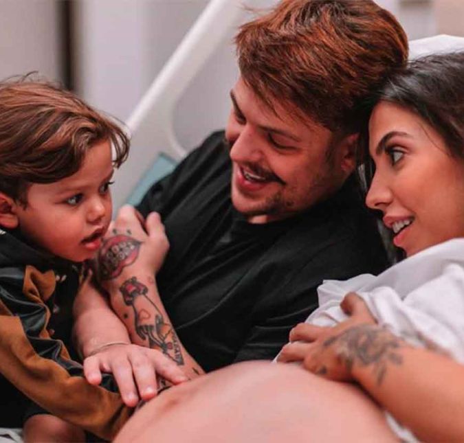 O cantor e Gabi Bradnt também foram criticados por publicarem um vídeo em que expõem a babá do filho por ela ter cortado o lacre do tênis do pequeno. Davi estava usando uma peça da marca Off White, cujo charme é justamente o lacre. No vídeo, Saulo mostra o lacre rompido e diz: - O que a Sol fez? Não acredito, filho, a sua babá ficou doida. Meu Deus, ela cortou o lacre. Filho, você tá de Off White agora sem lacre, filho.. Enquanto isso, a babá diz que pode colar o lacre, enquanto aparece visivelmente envergonhada e pede desculpas ao casal, que ri da situação. No Twitter, alguns seguidores desaprovaram a atitude de Saulo: Saulo causando porque a babá tirou o lacre do tênis do Davi? Não quero nem imaginar o que essa mulher escutou fora das câmeras. Gente, ao invés de jogar o lacre do tênis do Davi, essa babá podia jogar o Saulo no lixo, né. O cantor e Gabi Bradnt também foram criticados por publicarem um vídeo em que expõem a babá do filho por ela ter cortado o lacre do tênis do pequeno. Davi estava usando uma peça da marca Off White, cujo charme é justamente o lacre. No vídeo, Saulo mostra o lacre rompido e diz: - O que a Sol fez? Não acredito, filho, a sua babá ficou doida. Meu Deus, ela cortou o lacre. Filho, você tá de Off White agora sem lacre, filho.. Enquanto isso, a babá diz que pode colar o lacre, enquanto aparece visivelmente envergonhada e pede desculpas ao casal, que ri da situação. No Twitter, alguns seguidores desaprovaram a atitude de Saulo: Saulo causando porque a babá tirou o lacre do tênis do Davi? Não quero nem imaginar o que essa mulher escutou fora das câmeras. Gente, ao invés de jogar o lacre do tênis do Davi, essa babá podia jogar o Saulo no lixo, né.