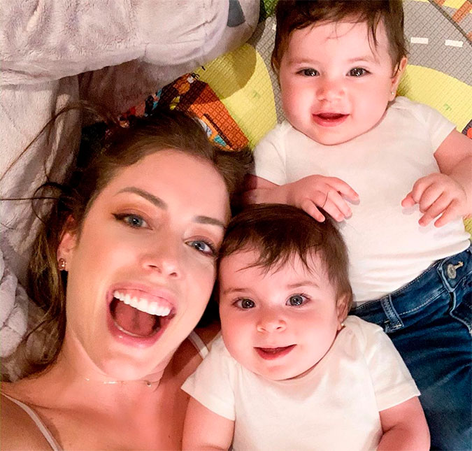 Fabiana Justus compartilha momento divertido com as filhas gêmeas: <I>Rolando juntas no chão</I>