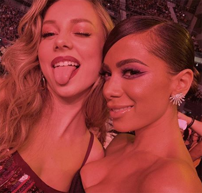 Após se declarar, Anitta pede atriz de <i>Elite</i> em namoro, entenda!