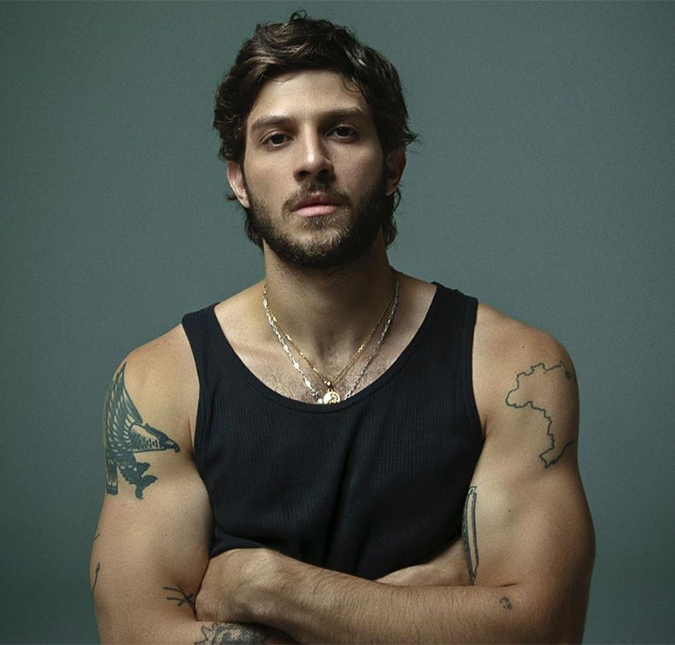 Chay Suede fala de seu personagem em <i>Amor de Mãe</i> e da expectativa da chegada de sua filha
