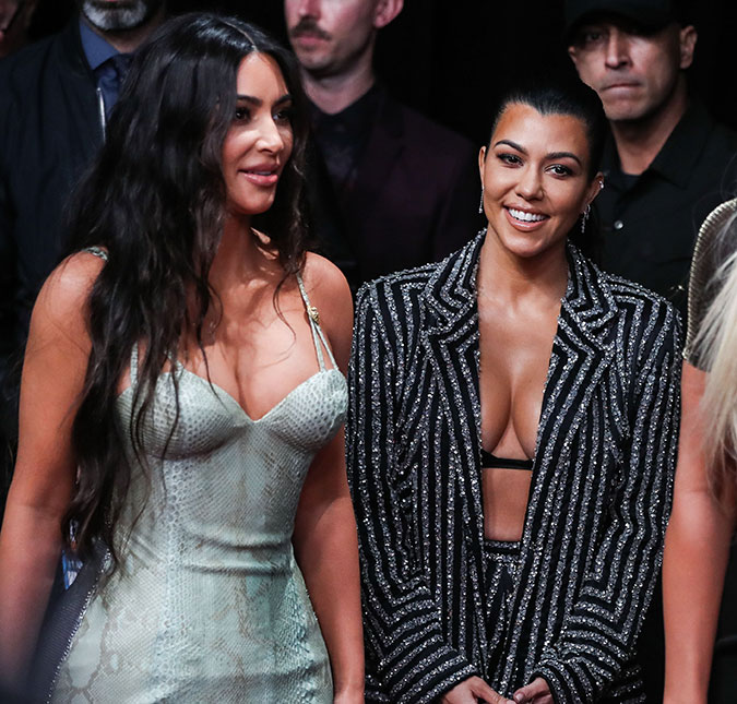 Kim Kardashian interrompe Kourtney Kardashian e gera climão durante tapete vermelho: <I>Estava te salvando</I>