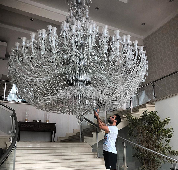Luciano Camargo aparece limpando lustre gigante em sua mansão e seguidores brincam: <i>Ano que vem termina</i>