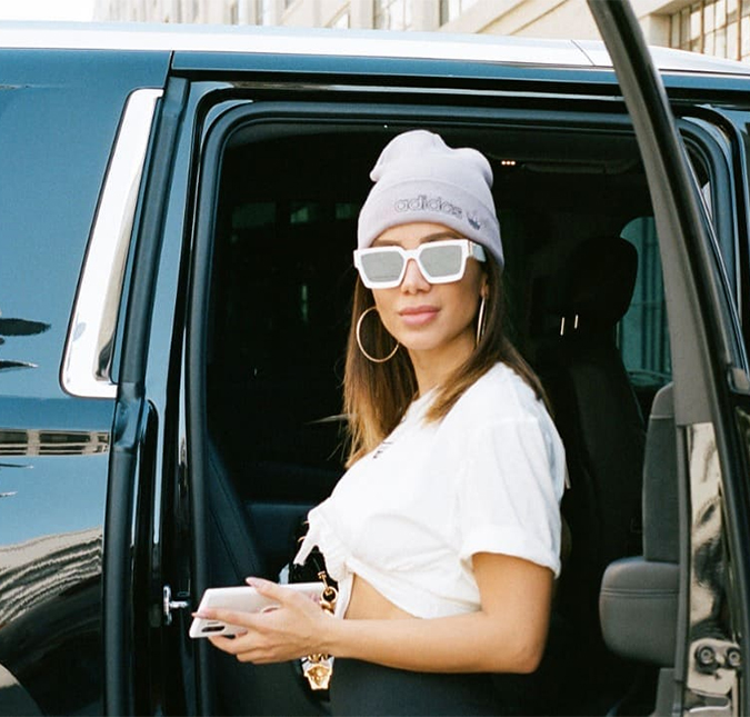 Anitta revela que fez cocô nas calças, esquece que já tinha ficado com <i>funkeiro</i> e fala sobre o novo irmão: <i>- Parece comigo antes das plásticas</i>