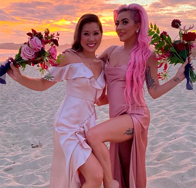 Toda de rosa e com vestido fendado, Lady Gaga é madrinha de casamento de amiga; cerimônia foi feita na praia