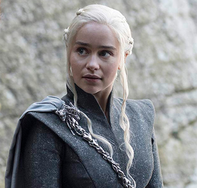 Emilia Clarke revela que era pressionada a ficar nua em <I>Game of Thrones</i> para <I>não decepcionar fãs</i>