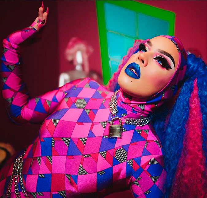 Falando de ostentação e <I>pink money</I>, Gloria Groove lança o clipe de <I>MAGENTA CA$H</I>; assista!