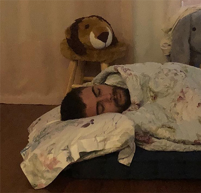Tatá Werneck mostra Rafael Vitti dormindo no chão do quarto da filha: <i>Incansável cansado</i>
