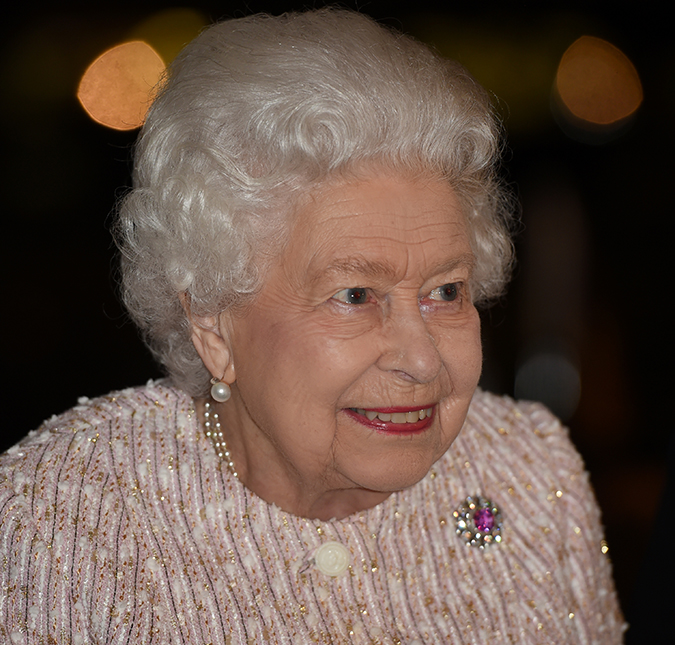 No dia em que celebrou 72 anos de casamento, Rainha Elizabeth II fez piada em evento: <i>- Qual é a data?</i>