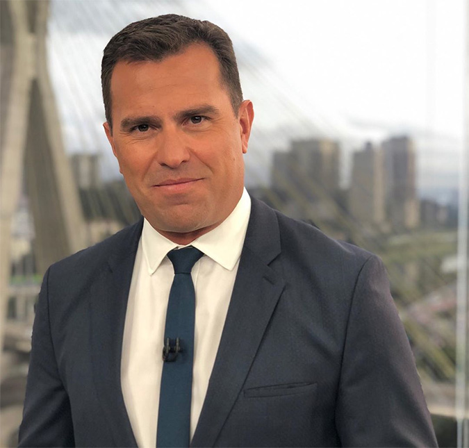 Climão! Rodrigo Bocardi rebate comentário de internauta ao vivo: <i>- Piada é você</i>