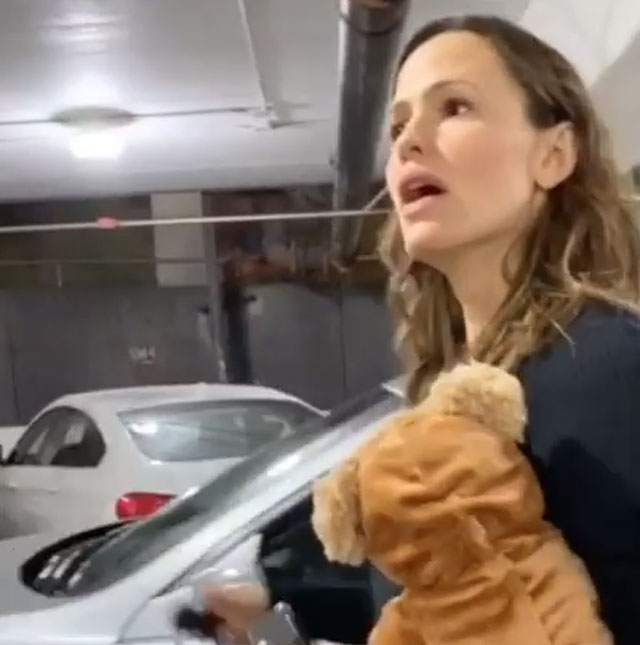 Jennifer Garner faz piada após perder carro em estacionamento e grava vídeo, assista!