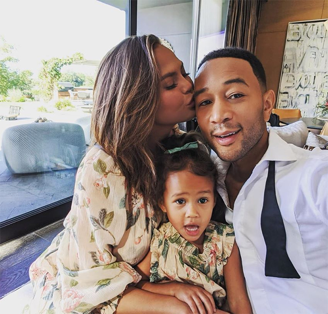 Após ser nomeado o homem mais <i>sexy</i> do mundo, John Legend faz <i>striptease</i> e irrita esposa, assista!