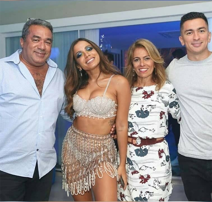 Anitta e irmão relembram brigas de criança: <i>- Eu tentei te sufocar?</i>