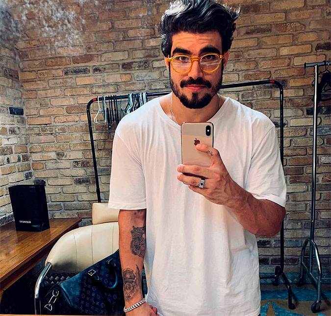 Caio Castro foge de pergunta sobre namoro e revela que já ficou excitado em cena; assista!