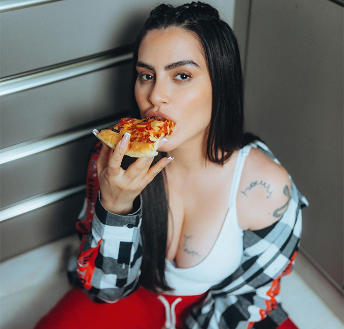Cleo mostra decotão enquanto come <i>pizza: Longe de mim fazer alguém passar vontade</i>