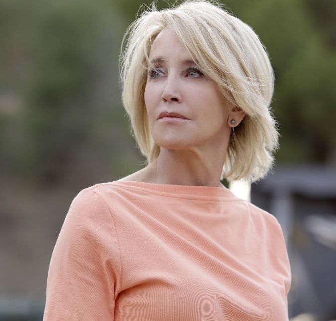 A atriz Felicity Huffman, estrela de Desperate Housewives, deu o que falar em 2019 por ter que se apresentar em uma prisão federal na Califórnia, Estados Unidos, para cumprir pena de 14 dias de detenção devido a sua participação em um vasto escândalo envolvendo admissão em faculdades dos Estados Unidos. A atriz recebeu a sentença, dada pela juíza distrital Indira Talwani, determinando duas semanas de prisão depois da atriz se declarar culpada de conspiração relacionada ao pagamento de 62 mil e 600 reais reais para conseguir respostas corretas de um teste de sua filha para admissão na faculdade. A atriz Felicity Huffman, estrela de Desperate Housewives, deu o que falar em 2019 por ter que se apresentar em uma prisão federal na Califórnia, Estados Unidos, para cumprir pena de 14 dias de detenção devido a sua participação em um vasto escândalo envolvendo admissão em faculdades dos Estados Unidos. A atriz recebeu a sentença, dada pela juíza distrital Indira Talwani, determinando duas semanas de prisão depois da atriz se declarar culpada de conspiração relacionada ao pagamento de 62 mil e 600 reais reais para conseguir respostas corretas de um teste de sua filha para admissão na faculdade.