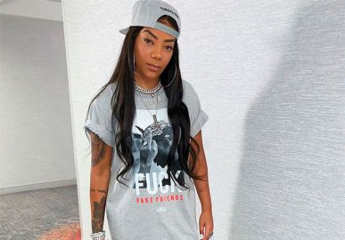 Ludmilla exibe o cabelo natural e parte do bumbum em foto; confira!