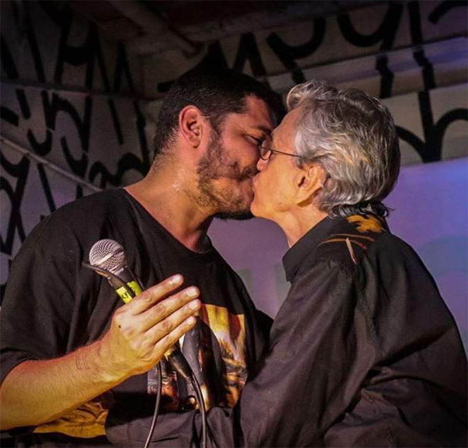 Caetano Veloso e Criolo finalizam <i>show</i> com beijo na boca, veja!