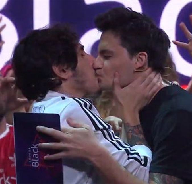 Felipe Neto e Felipe Castanhari se beijam durante <i>live</i>!