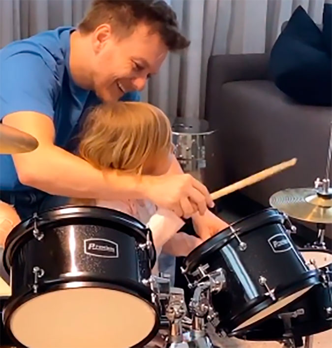 Thais Fersoza encanta ao mostrar Melinda tocando bateria com Michel Teló; assista!