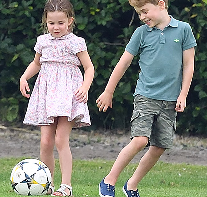 Príncipe William incentiva o filho, príncipe George, a tratar a irmã de forma igualitária durante jogos de futebol