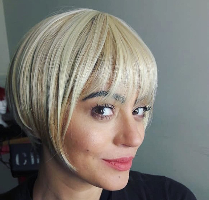 Carol Castro surpreende ao surgir de peruca loira e fãs elogiam: <i>Muito linda</i>