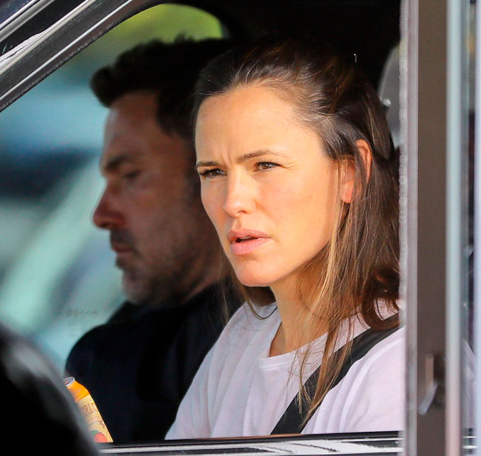 Após briga pública, Jennifer Garner e Ben Affleck vão à igreja junto com os filhos