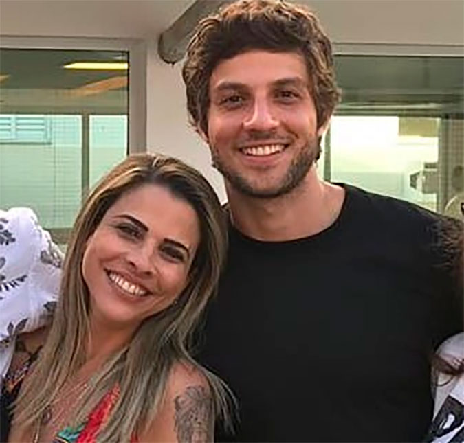 Aos 47 anos de idade, mãe de Chay Suede se forma em faculdade de Jornalismo: <I>Orgulhosa por não ter desistido</I>